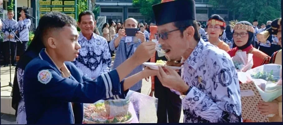 SMA Negeri 3 Medan Laksanakan Upacara Dan Pemotongan Nasi Tumpeng Syukuran Hari Guru Nasional