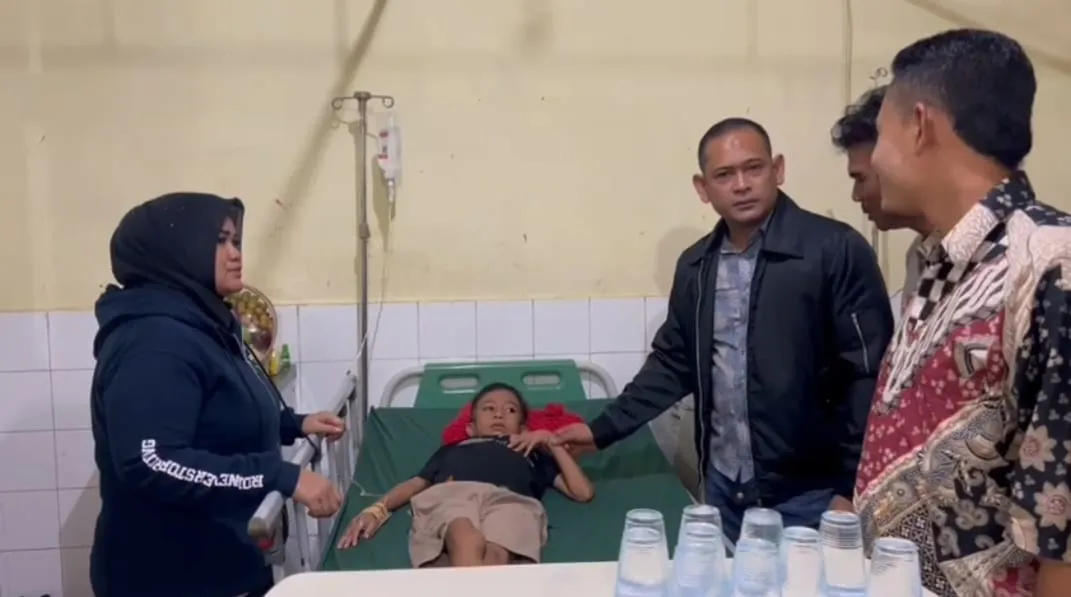 Kisah Haru Kapolres Lhokseumawe dan Ketua Bhayangkari Jenguk Bocah Penderita Leukemia Di RS Cut Meutia