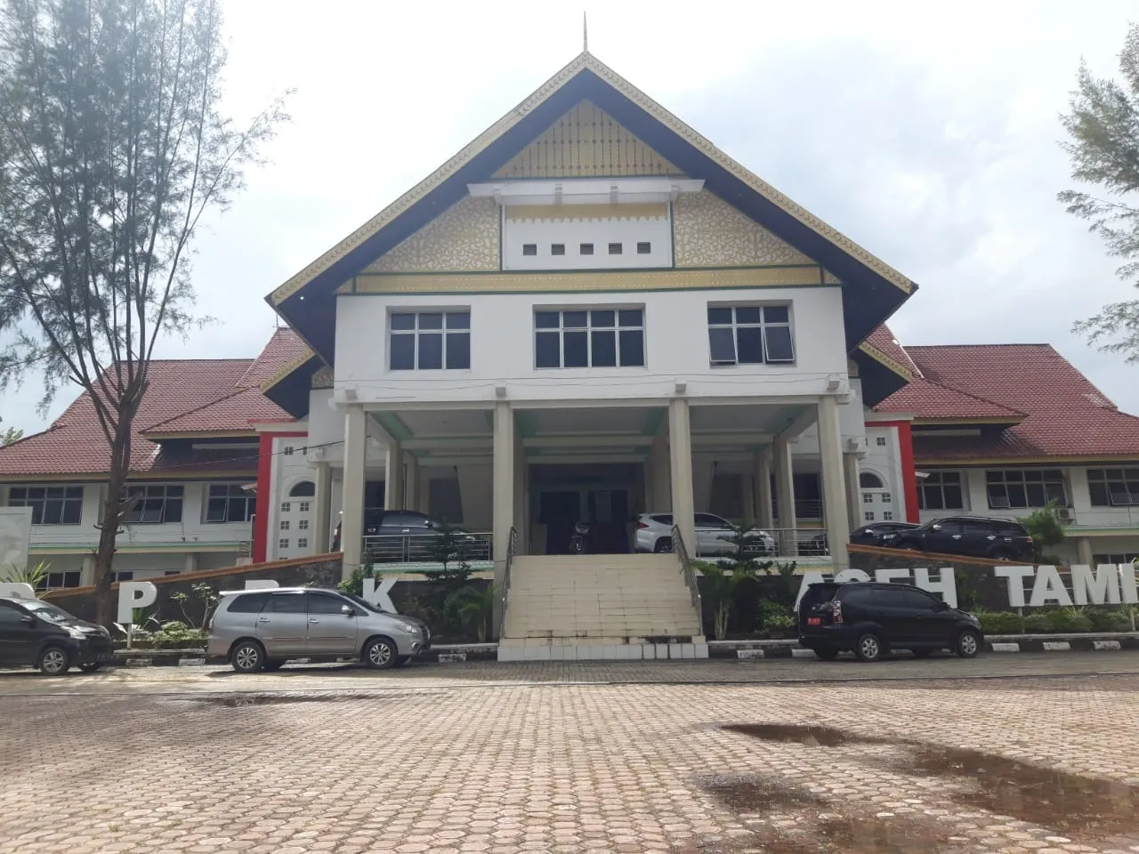 Gelas-gelas Kaca Di Ruang Banggar DPRK Aceh Tamiang