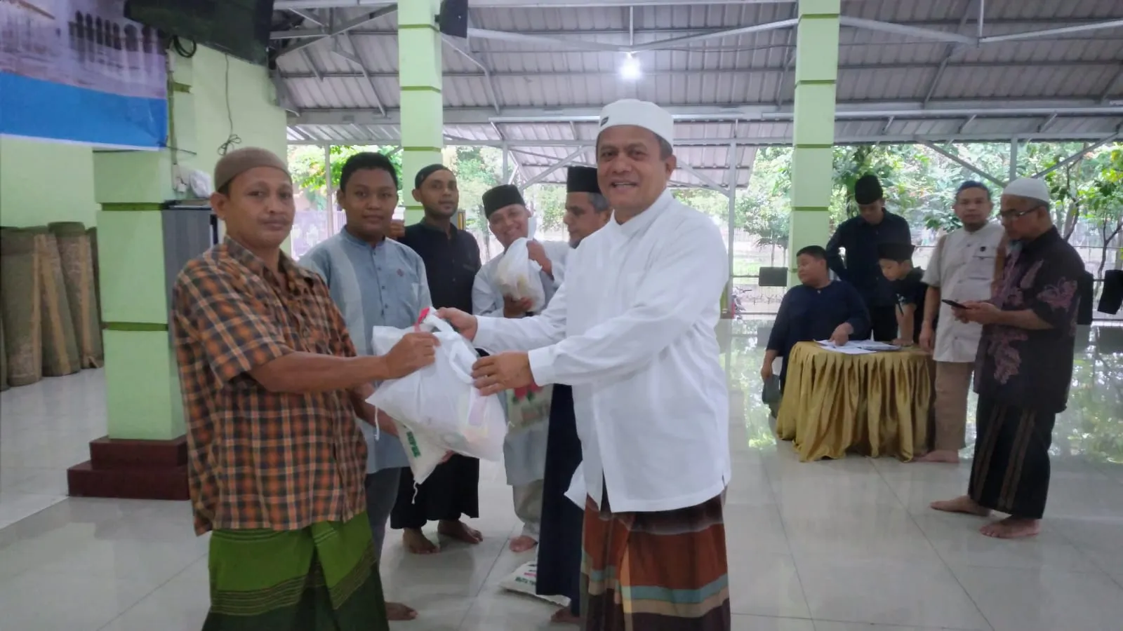 BKM Asy Syafi'iyah Salurkan Bansos Dari Wali Kota Medan