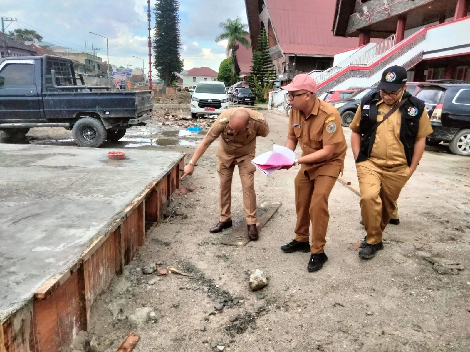 Bupati Taput Tinjau Proyek Pembangunan Alun-Alun Kota Tarutung
