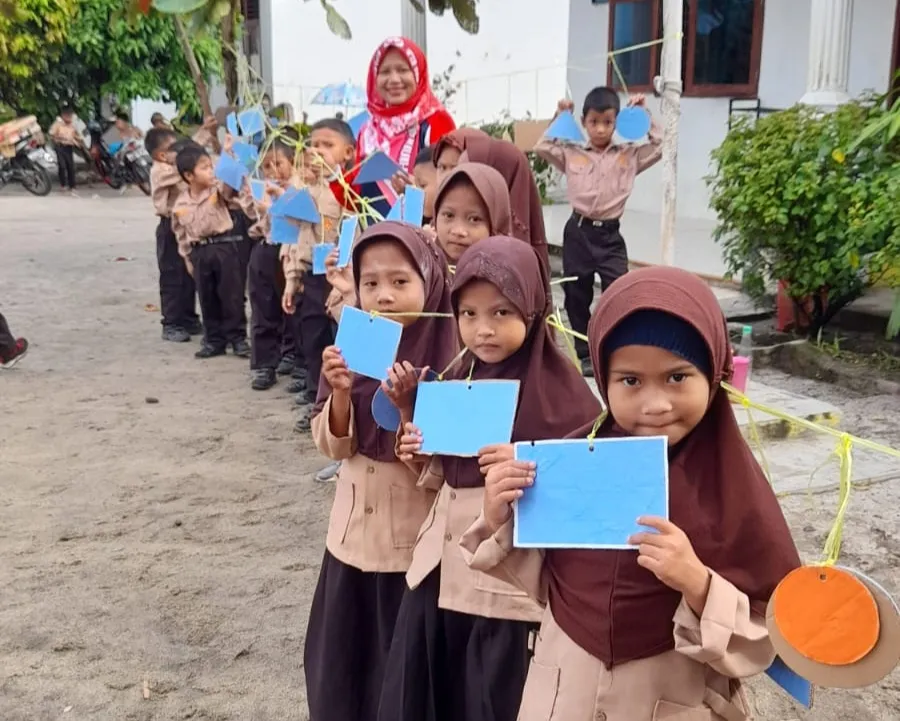 Siswa SDN 30 Pasar Lapan Belajar Bangun Datar Versi Lomba Makan Kerupuk