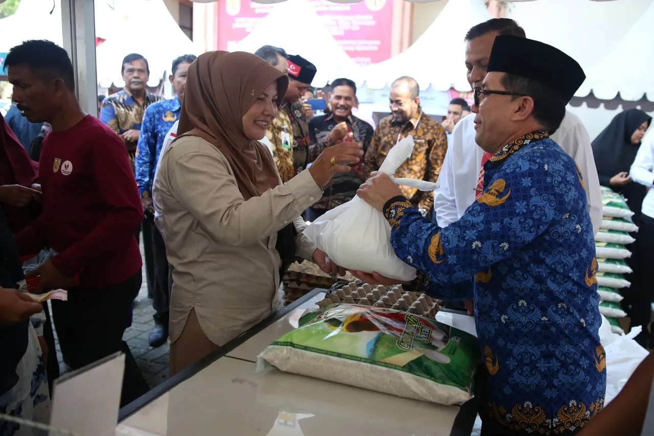 Pj Wali Kota Buka Peukan UMKM Dan Pasar Murah
