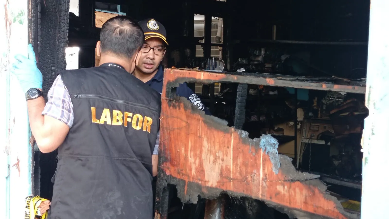 Tim Labfor Poldasu Olah TKP Gedung RSU Kabanjahe Yang Terbakar