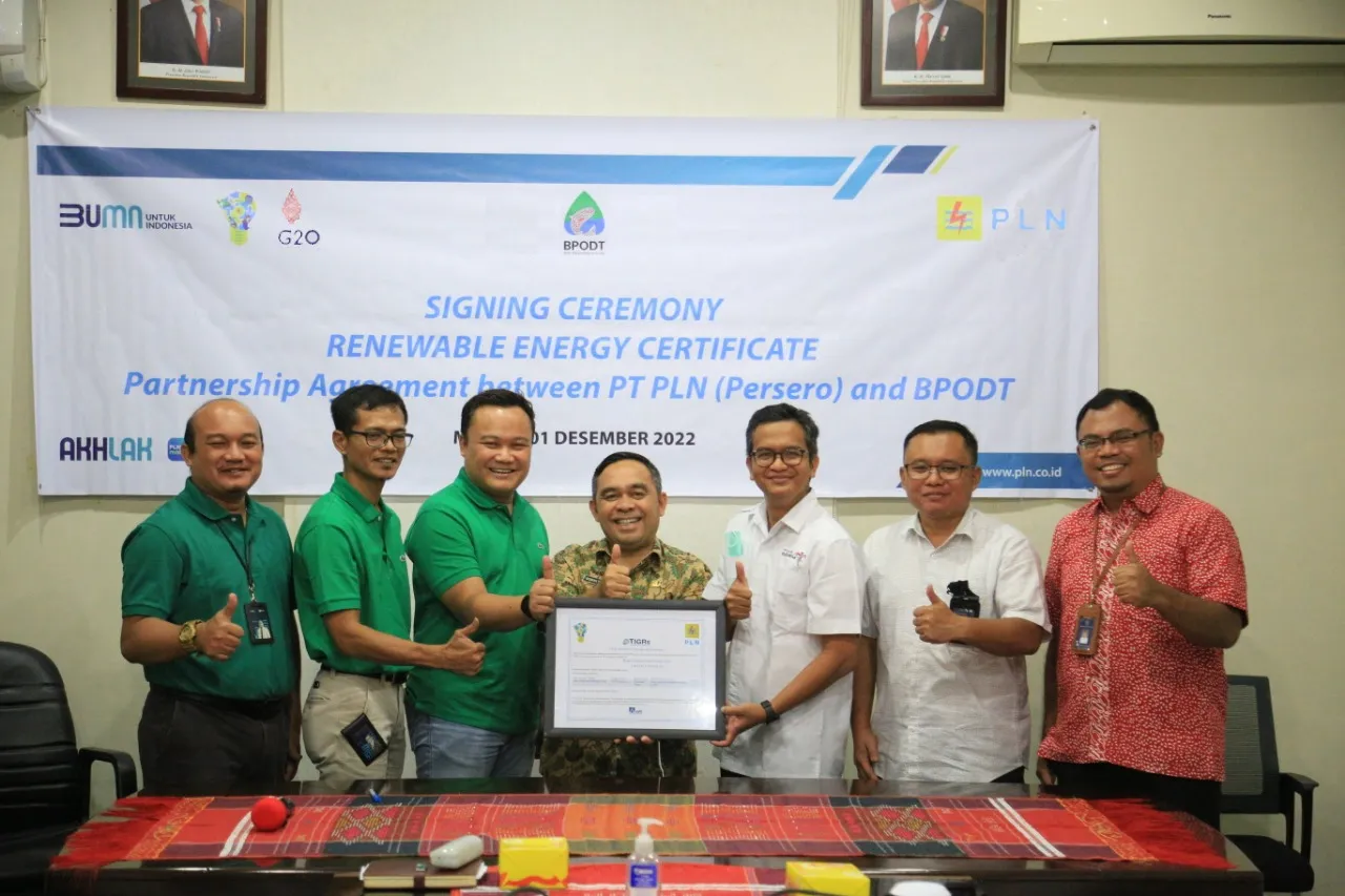 PLN Serahkan Sertifikat REC Pertama di Indonesia Untuk Kawasan DPSP