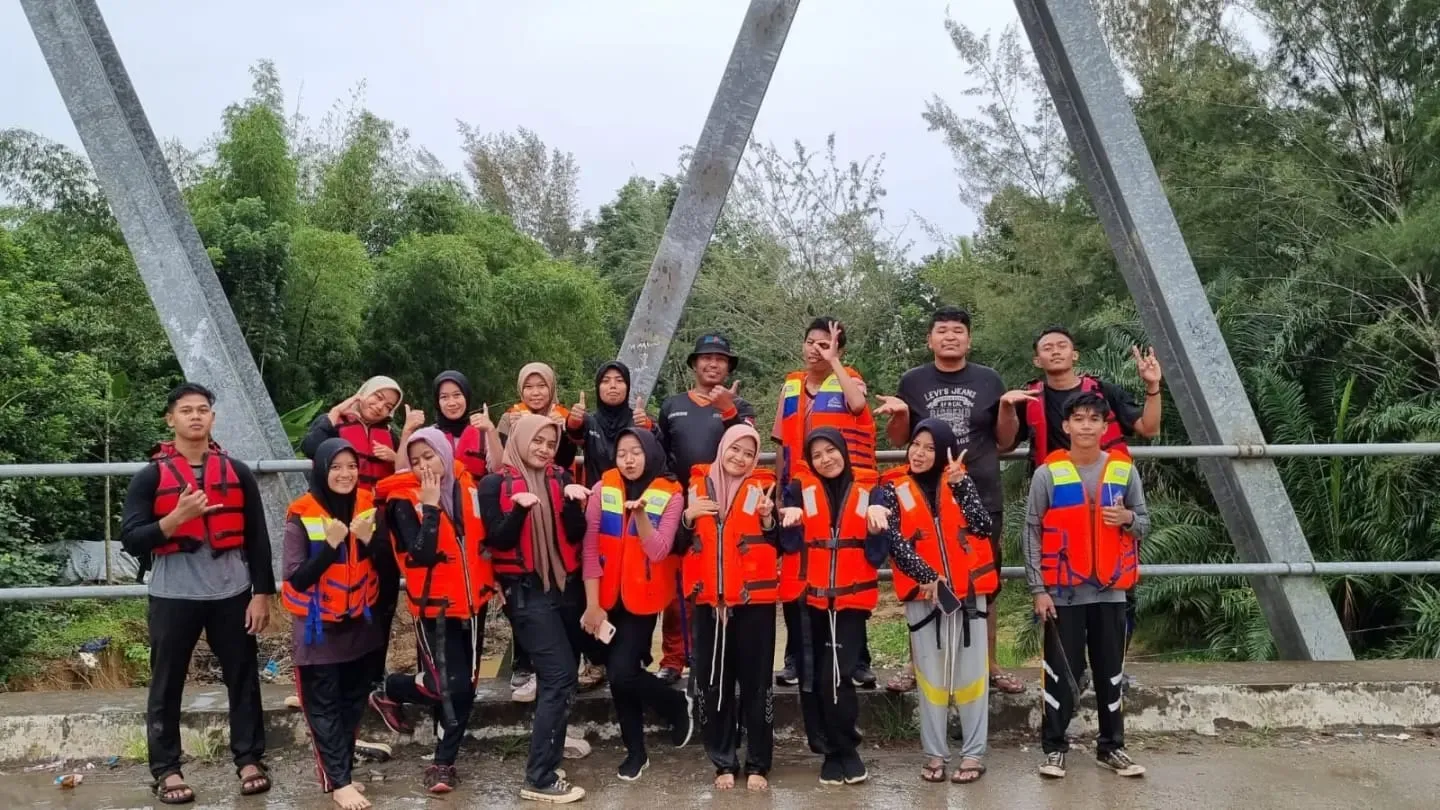 Peringati Hari Relawan Internasional, BSI Bersihkan Sungai Dan Warsos