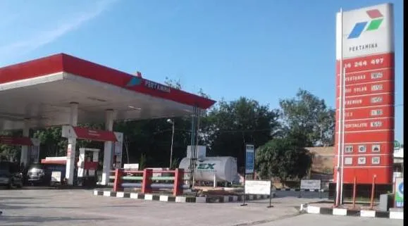 Pengisian BBM Gunakan Jerigen Di SPBU Alur Bemban Khusus Nelayan