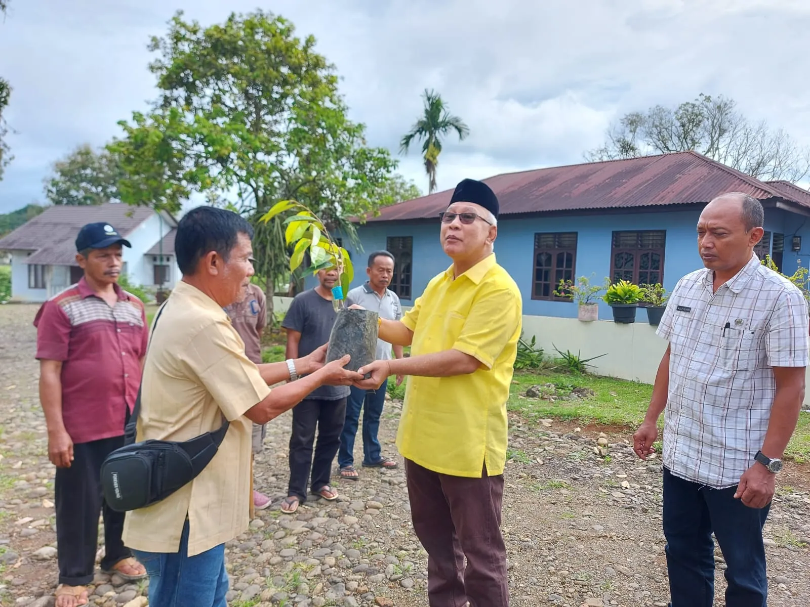 Syamsul Qamar Serahkan 2.000 Bibit Ke Koptan Samarata