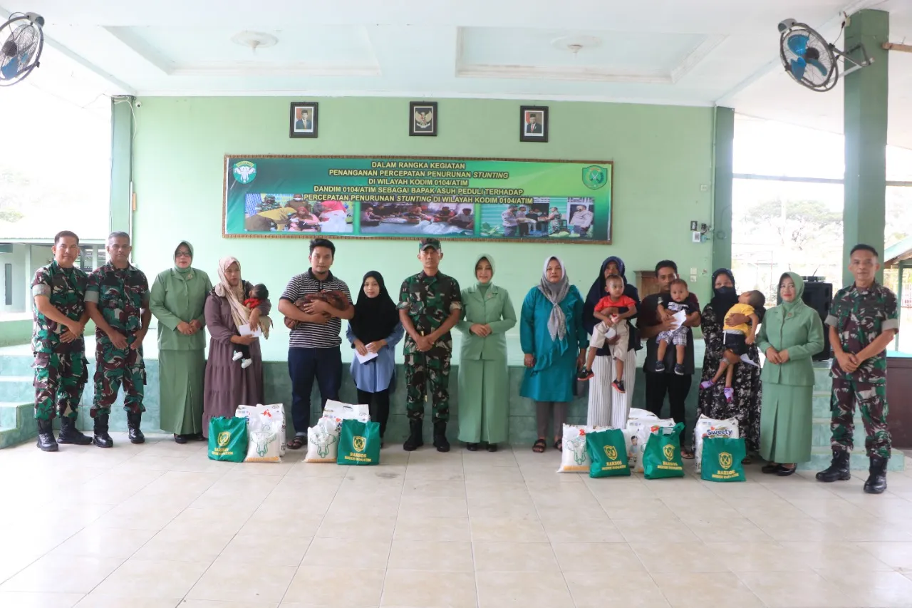 Dandim 0104/Atim Bagikan Sembako Ke Anak Penderita Stunting