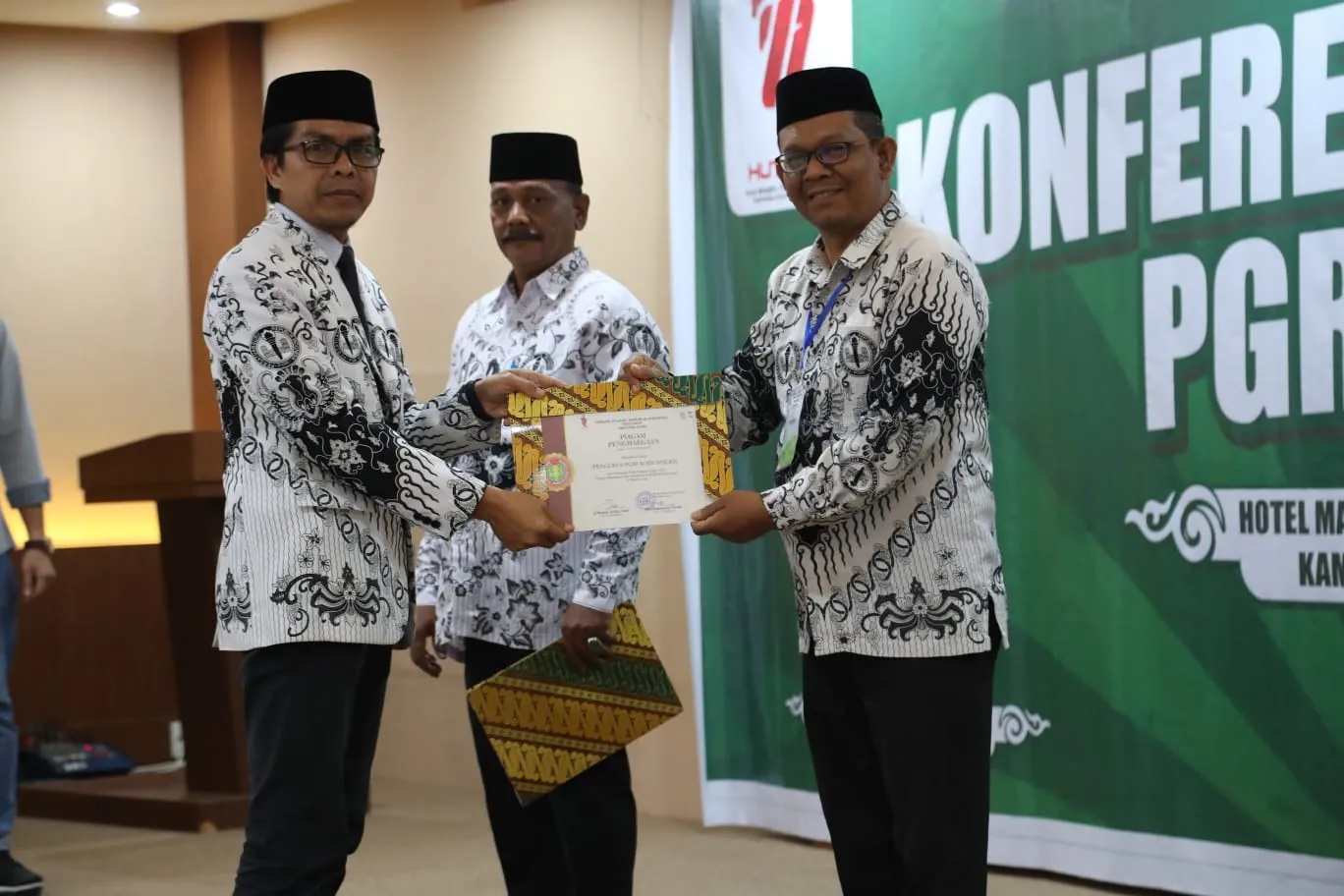 PGRI Aceh Singkil Terima Piagam Penghargaan Pada Konkernas Dan Konkerwil