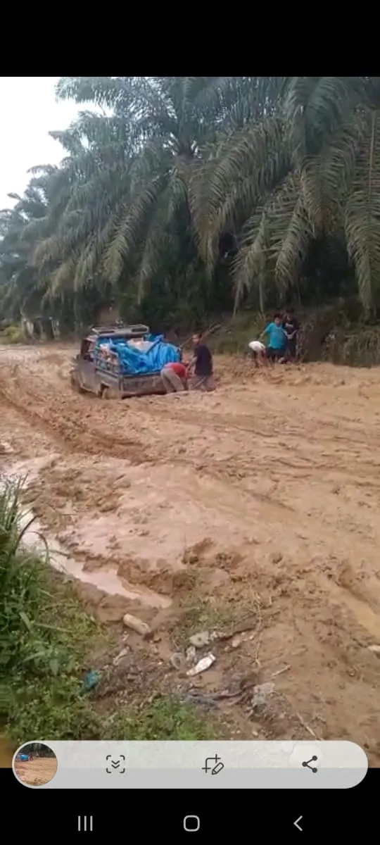Pick Up Sembako Terpuruk<br>Di 'Kubangan' Batahan