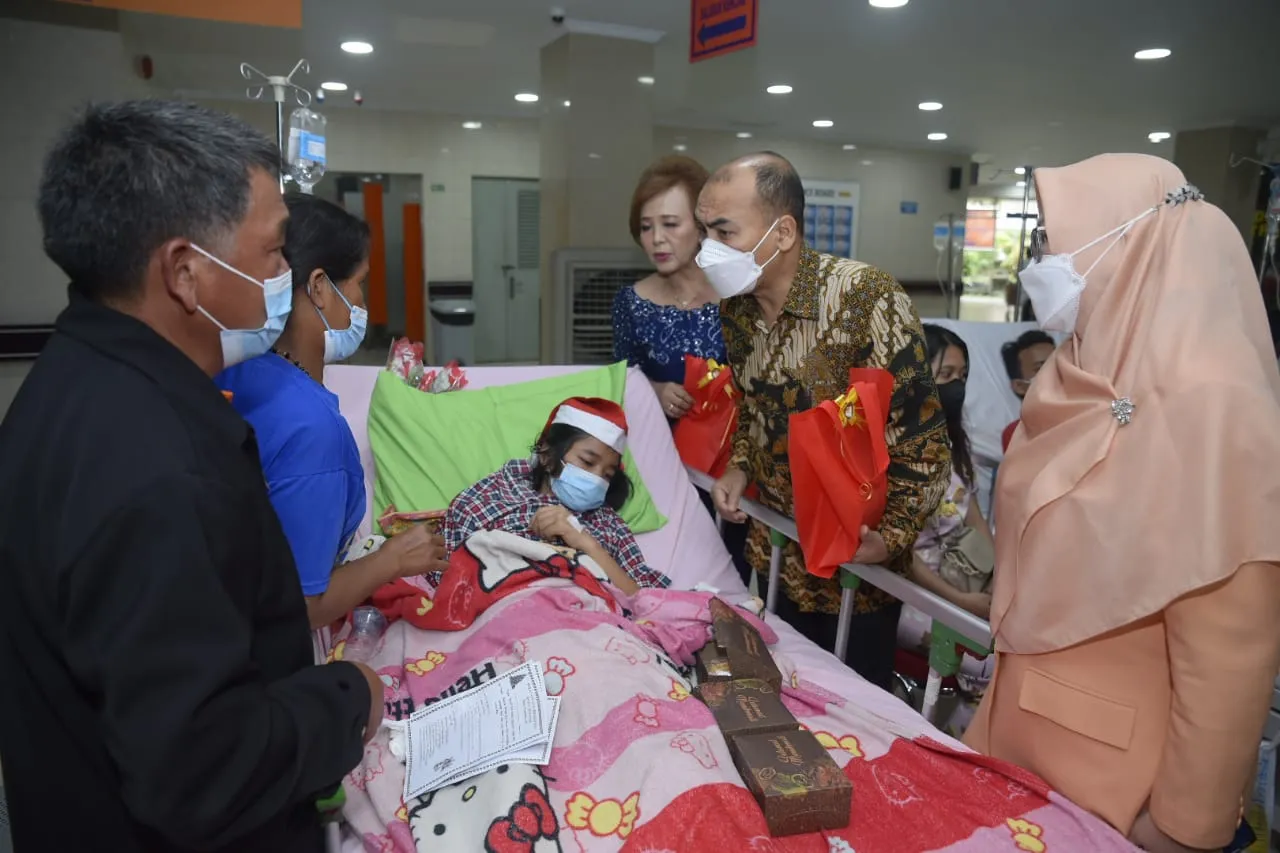 RSUP HAM Laksanakan Natal Bersama Pasien Rawat Inap Dan Berbagi Bingkisan