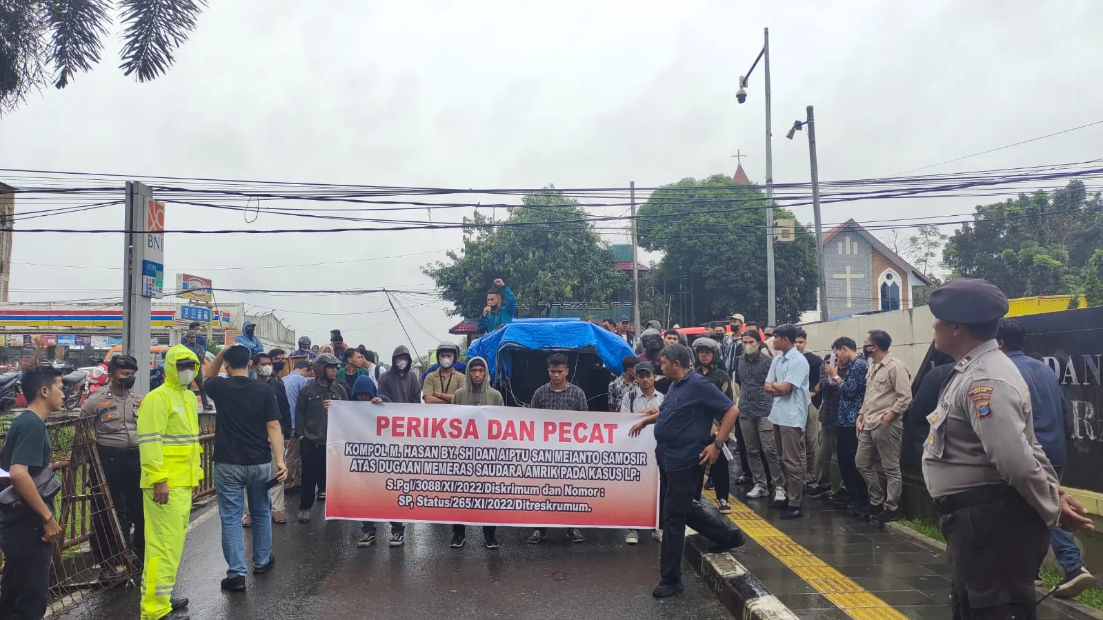 Mahasiswa Demo Mapoldasu, Minta Kapoldasu Bersihkan Jajaran Terindikasi Mafia Kasus