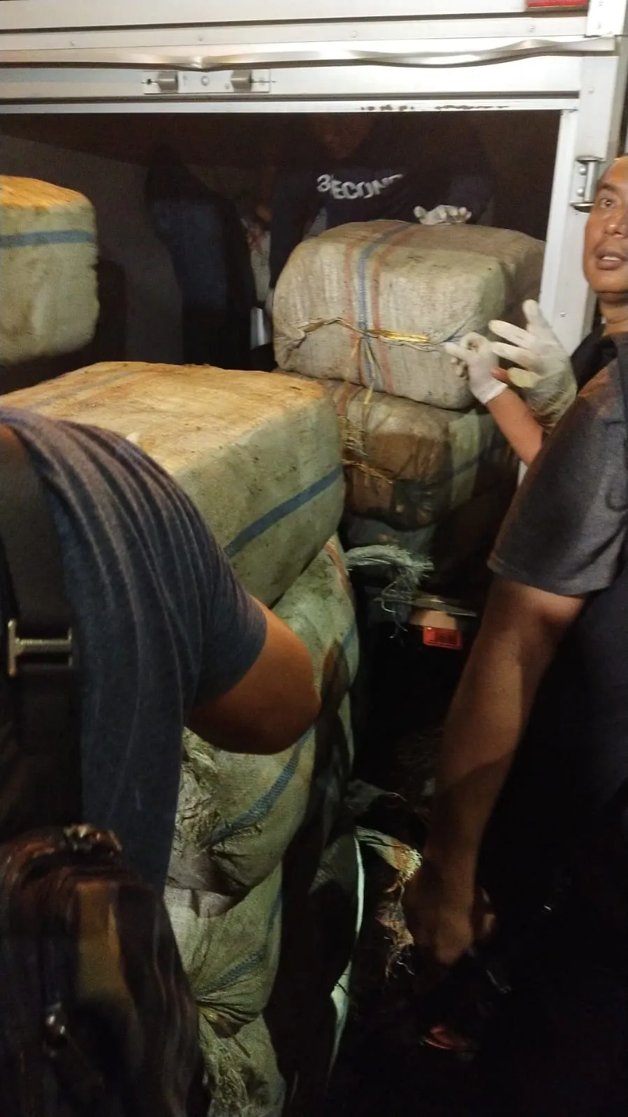 Polrestabes Medan Tangkap Mobil Box Bawa 1 Ton Ganja