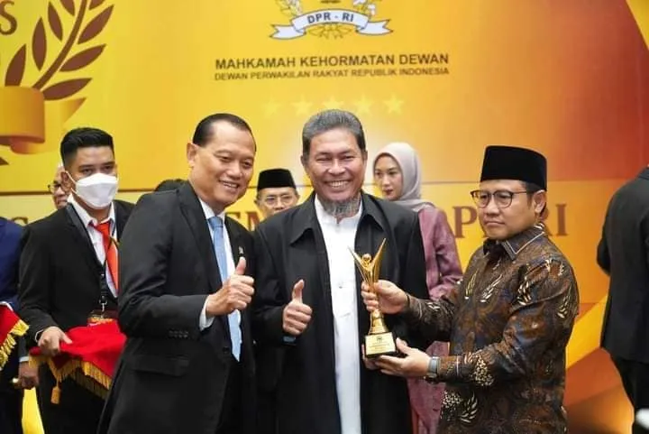 H. Hidayatullah, SE Terima Award Anggota DPR RI Berkinerja Baik