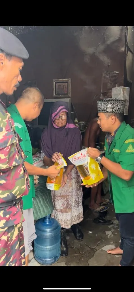 Ketua PAC GP Ansor Percut Seituan Bantu Warga Korban Banjir