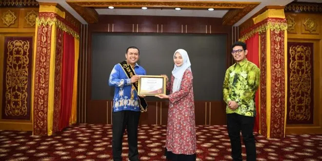 Ketua TP-PKK Aceh Serahkan Penghargaan Ikon Prestasi Pancasila Kepada Michael Octaviano