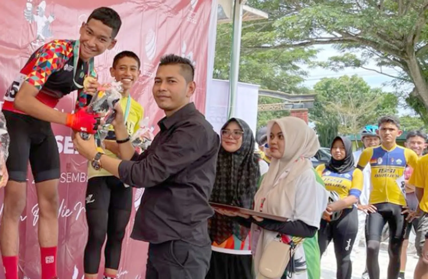 Pebalap Sepeda Pidie Dulang 3 Emas Pora XIV