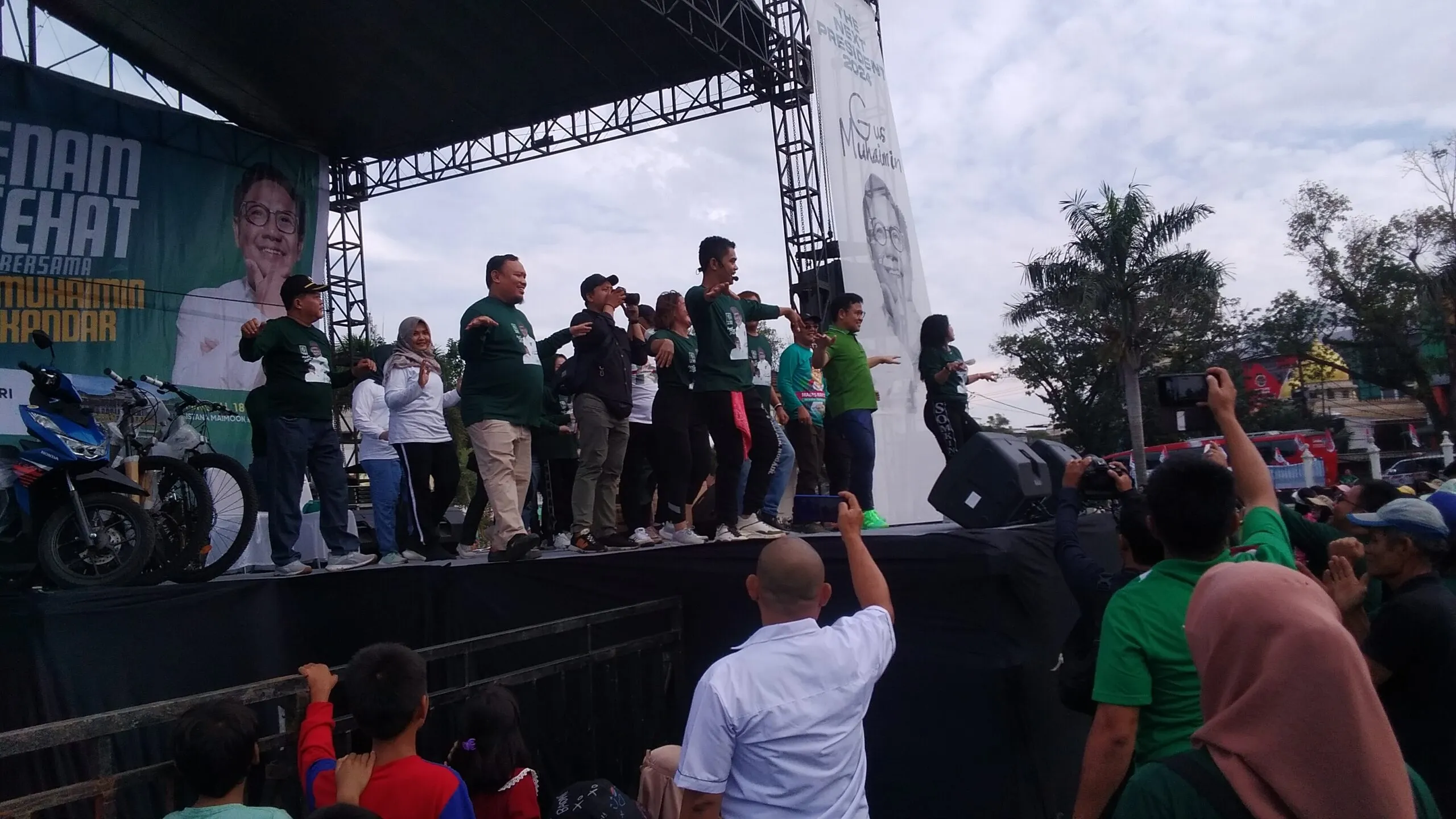 Ketua Umum DPP PKB Gus Muhaimin Ikut Senam Sehat Bersama Ribuan Warga