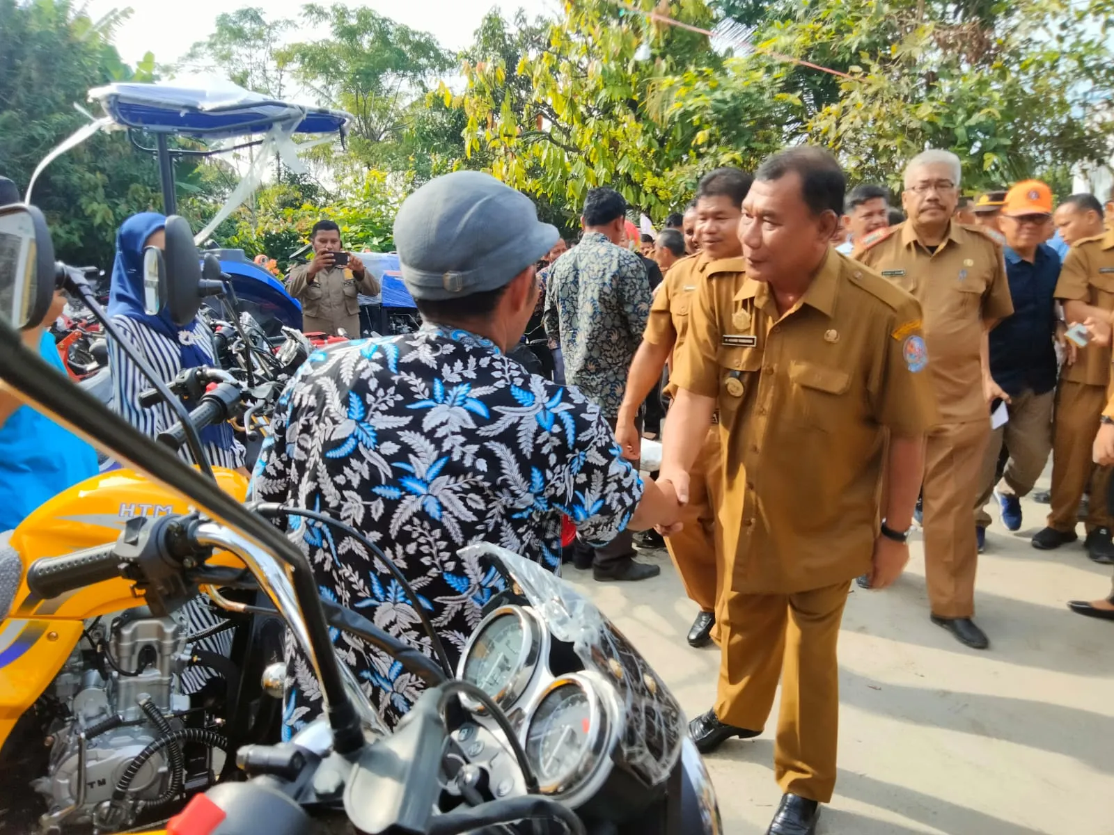 Bupati DS Serahkan Alsintan Kepada Gapoktan Mandiri