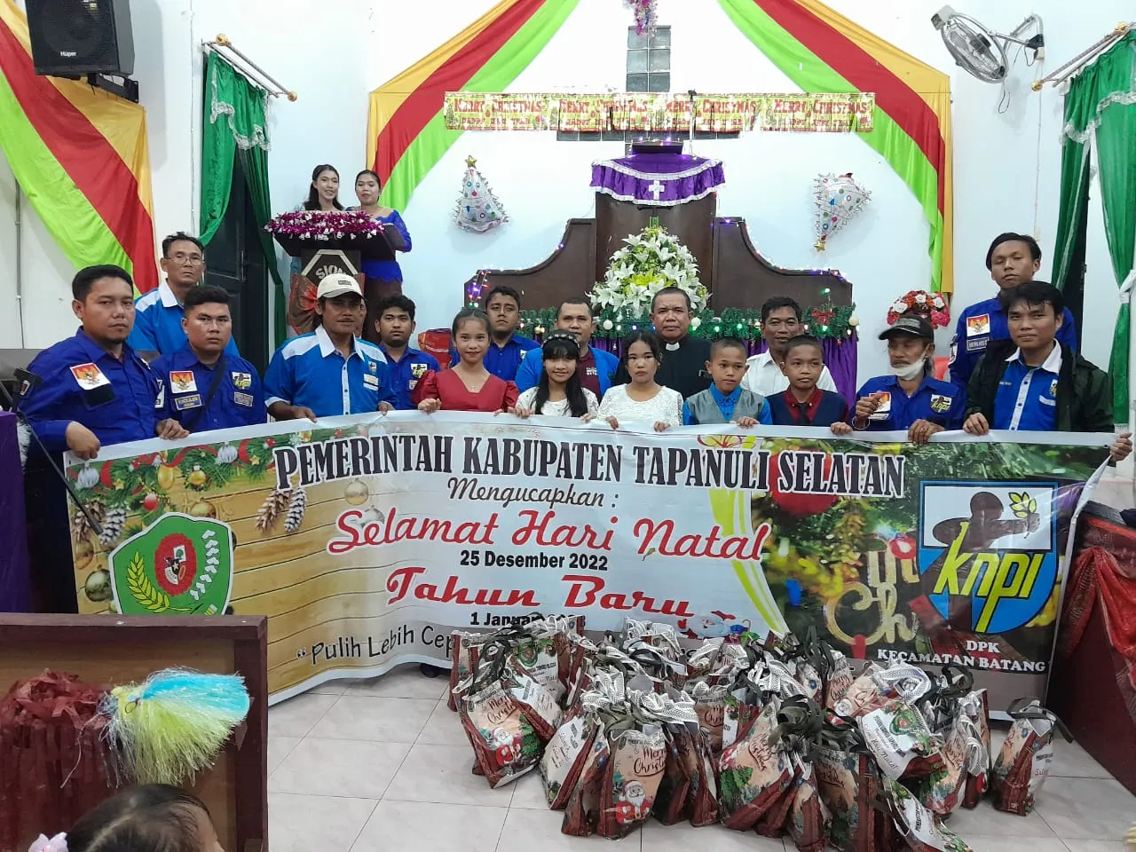 KNPI Tapsel Berbagi Kasih: 2500 Paket Bingkisan Natal Disalurkan