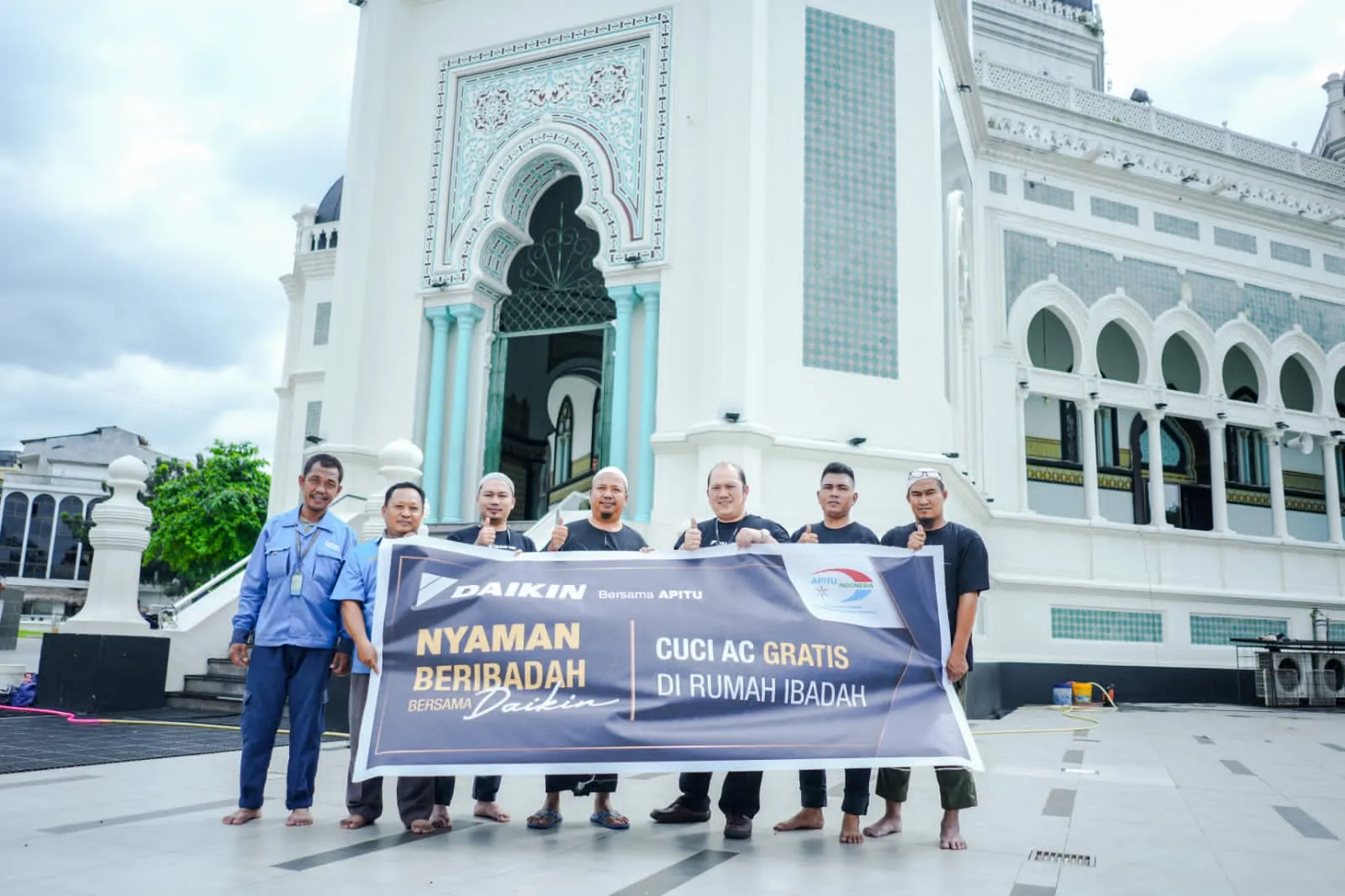 Daikin Bersihkan AC di 65 Rumah Ibadah Area Medan dan Aceh