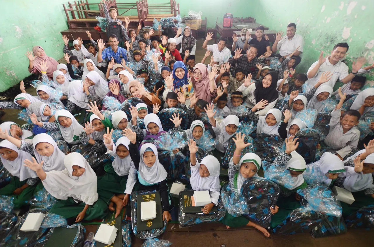 Pelindo Multi Terminal Salurkan Bantuan Untuk Siswa Kurang Mampu Di Belawan
