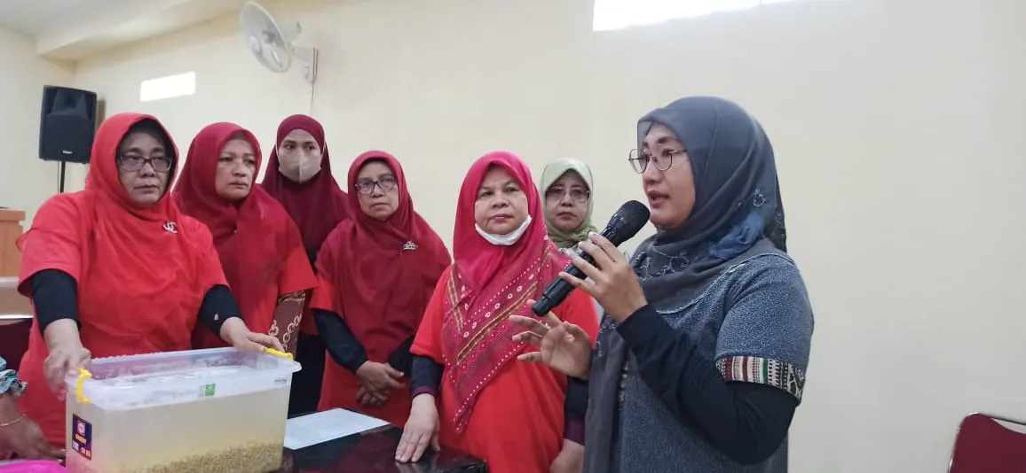 Anggota Pengajian Ukhuwah Mulia Ikuti Pelatihan Pembuatan Tauco