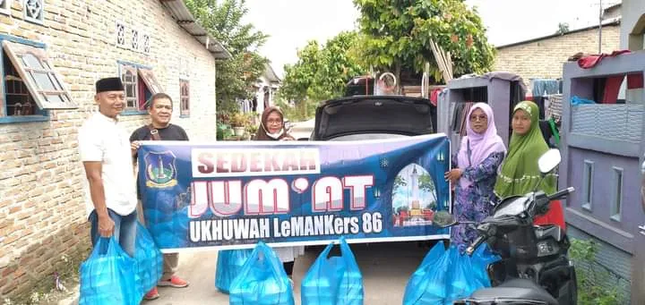 Le'MANKers'86 Berbagi Ke Warga Terdampak Banjir Tebingtinggi