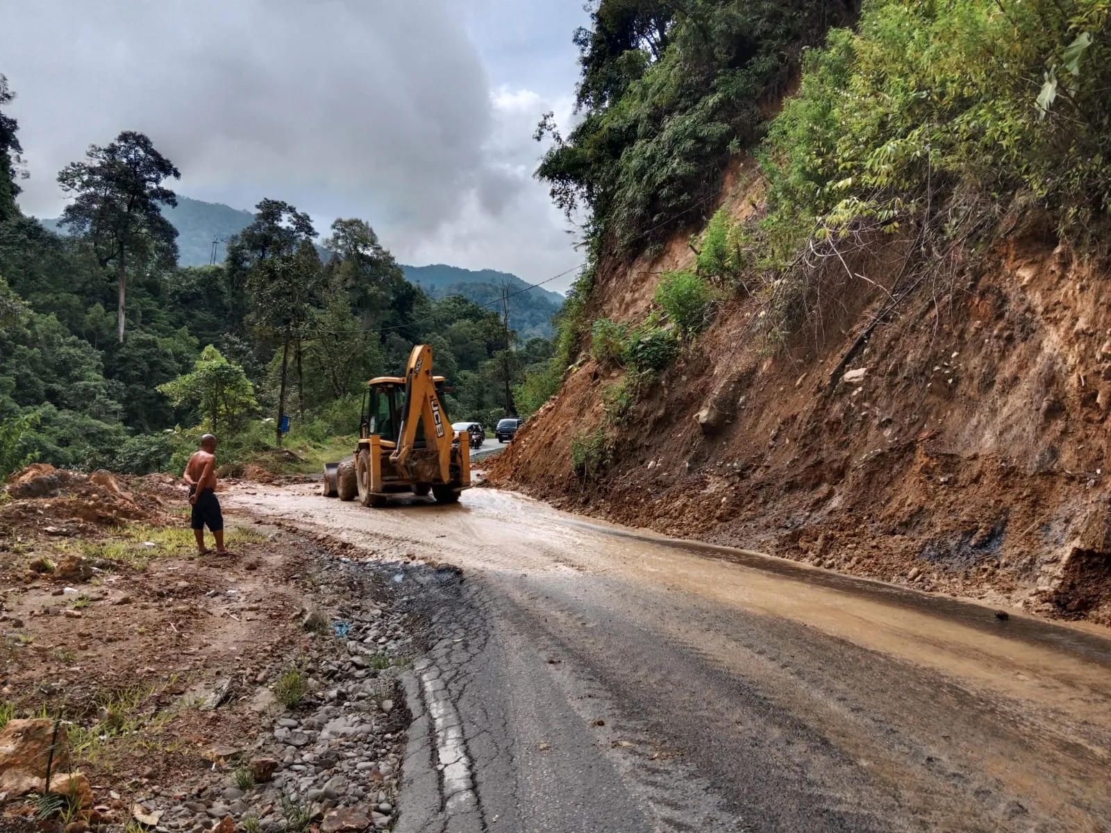 Sambut Tahun Baru, Berjibaku 'Permak' Jalan Provinsi