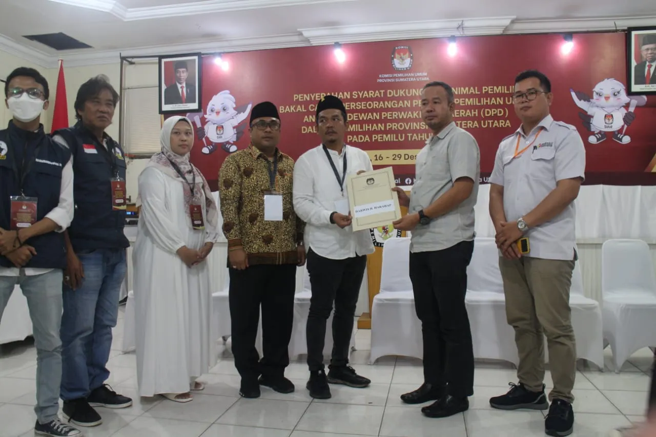Tim UAS Antarkan Darwis H Harahap Serahkan Syarat Balon DPD RI Ke KPU