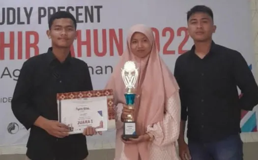 Santri Darul Mursyid Juara 1 Lomba Musikalisasi Puisi