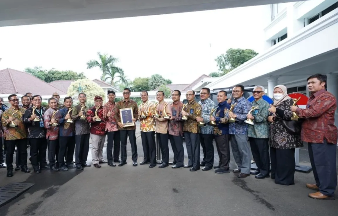 PLN Raih 15 Penghargaan Proper Emas dan CEO Green Leadership Utama