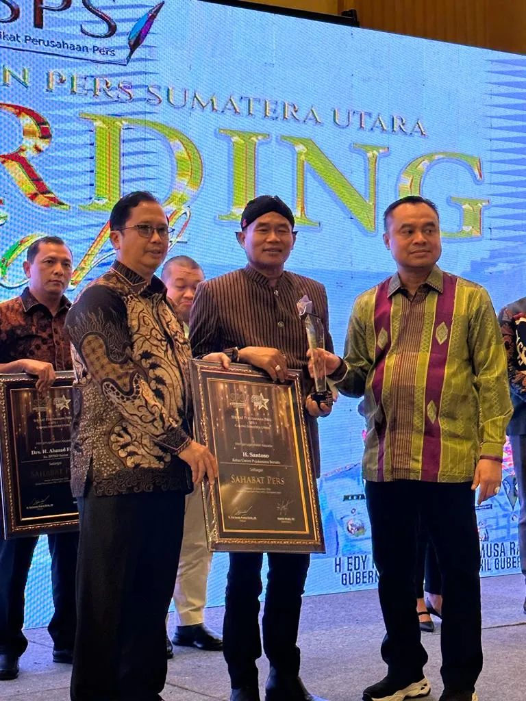 Anggota DPRD Sumut H Santoso SH, MH Terima Penghargaan 'Sahabat Pers' Dari SPS