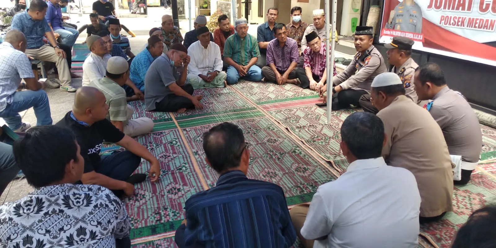 Kapolsek Medan Timur Gelar Jumat Curhat