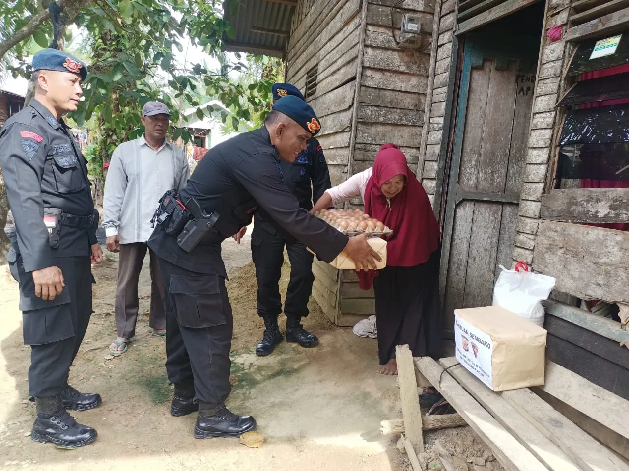 Jelang Akhir Tahun Brimob Bagikan Sembako