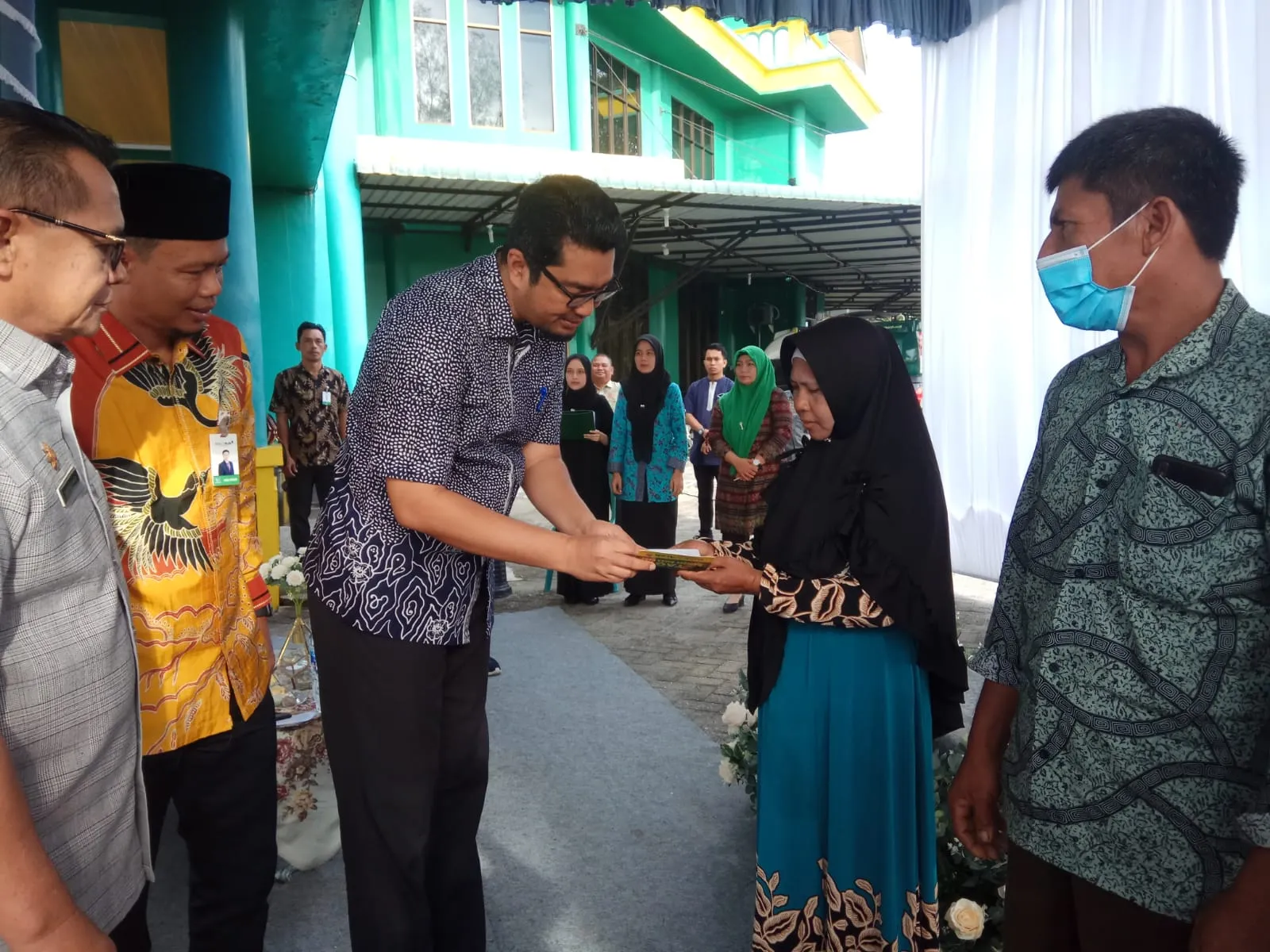 Dampak Kenaikan BBM, Nelayan Penarik Becak Dan Pelaku UMKM Aceh Singkil Terima Bantuan Tunai