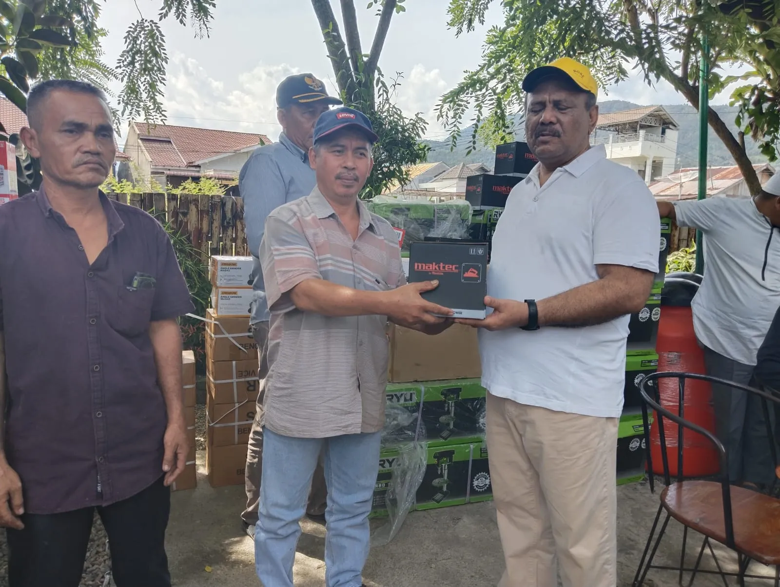 DPRA Serahkan Bantuan Peralatan Kerja Di Aceh Tenggara