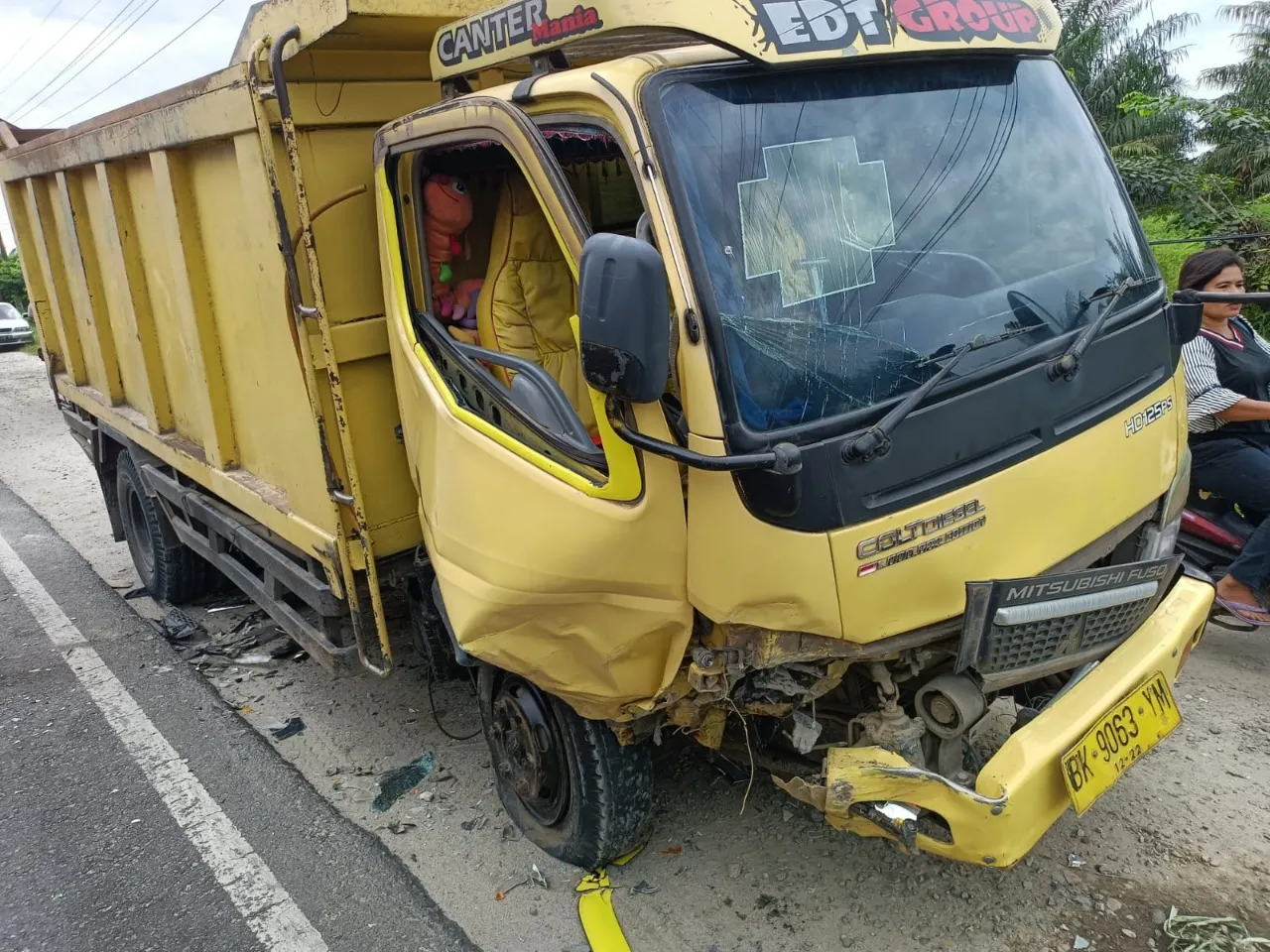 Brio Tabrak Truk Di Depan Mapolres Asahan