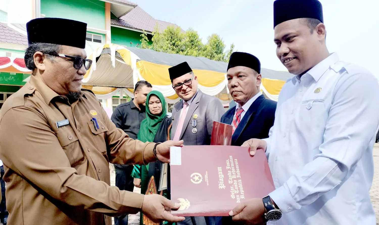 Upacara HAB Ke-77, Puluhan Pegawai Kemenag Pidie Terima Award