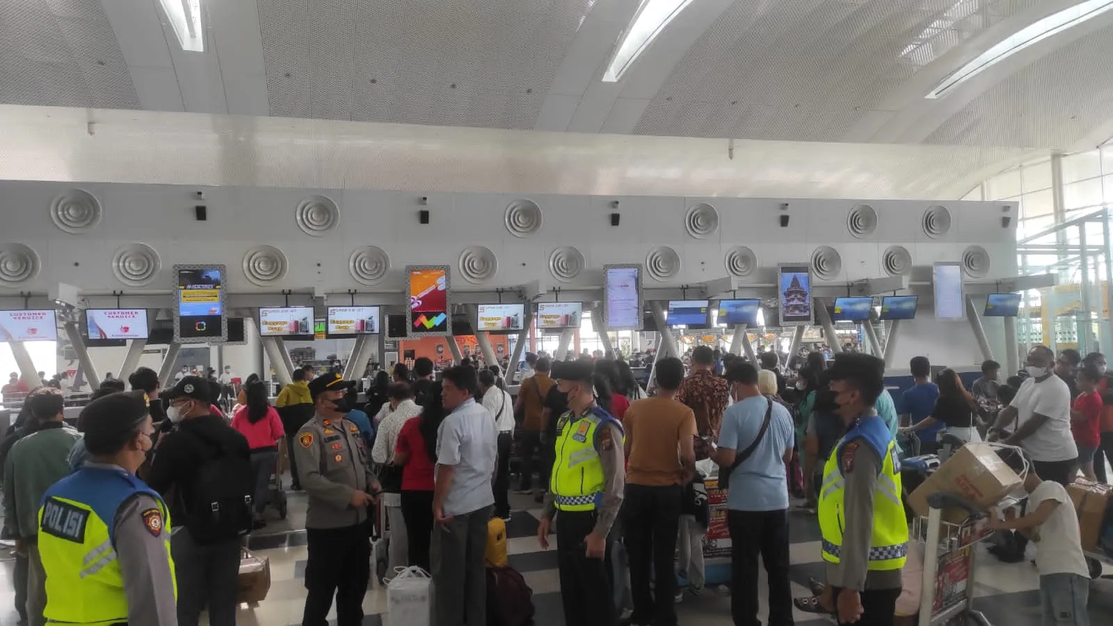 Kapolsek Kawasan Bandara Kualanamu Pantau Arus Balik Nataru Di KNIA
