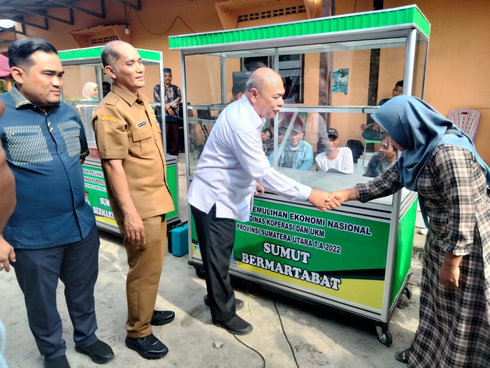 Sahuti Aspirasi Reses, Anggota DPRD Sumut Yahdi Khoir Serahkan Bantuan Sarana Dan Prasaran Ke Pelaku UKM