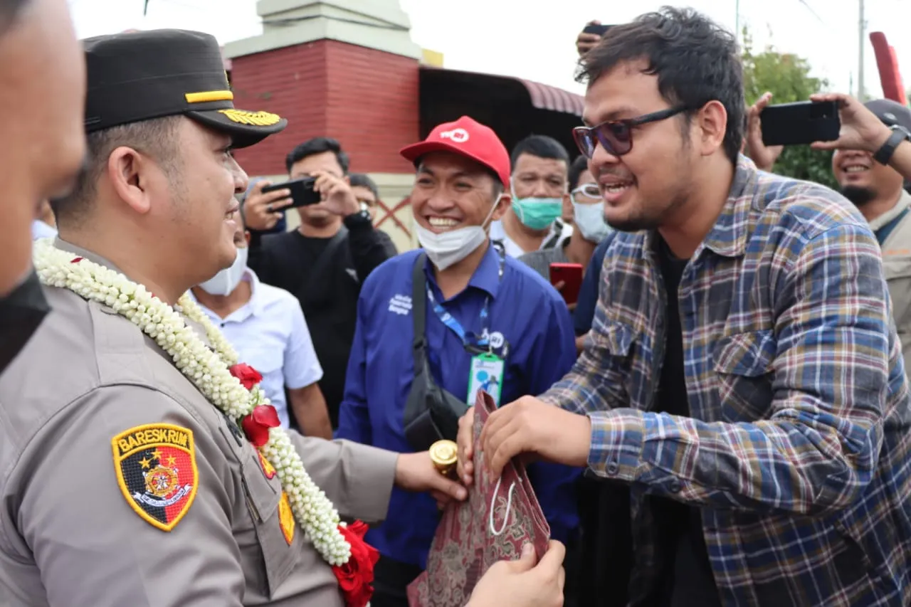 Tim 11 Jurnalis Medan Utara Berikan Cinderamata Kepada AKBP Faisal RH Simatupang
