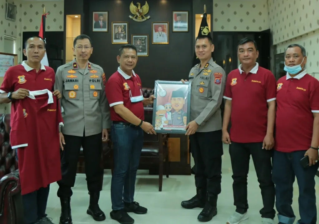 Sebagai Bentuk Kenang-kenangan, Ketua Pewarta Berikan Karikatur kepada Irjen Pol Dadang Hartanto