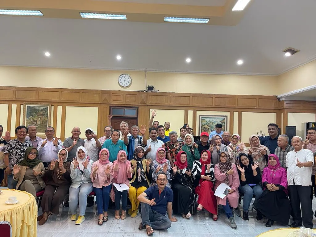 M Husni Terima Mandat Presidium IKAL SMAN 6 Medan