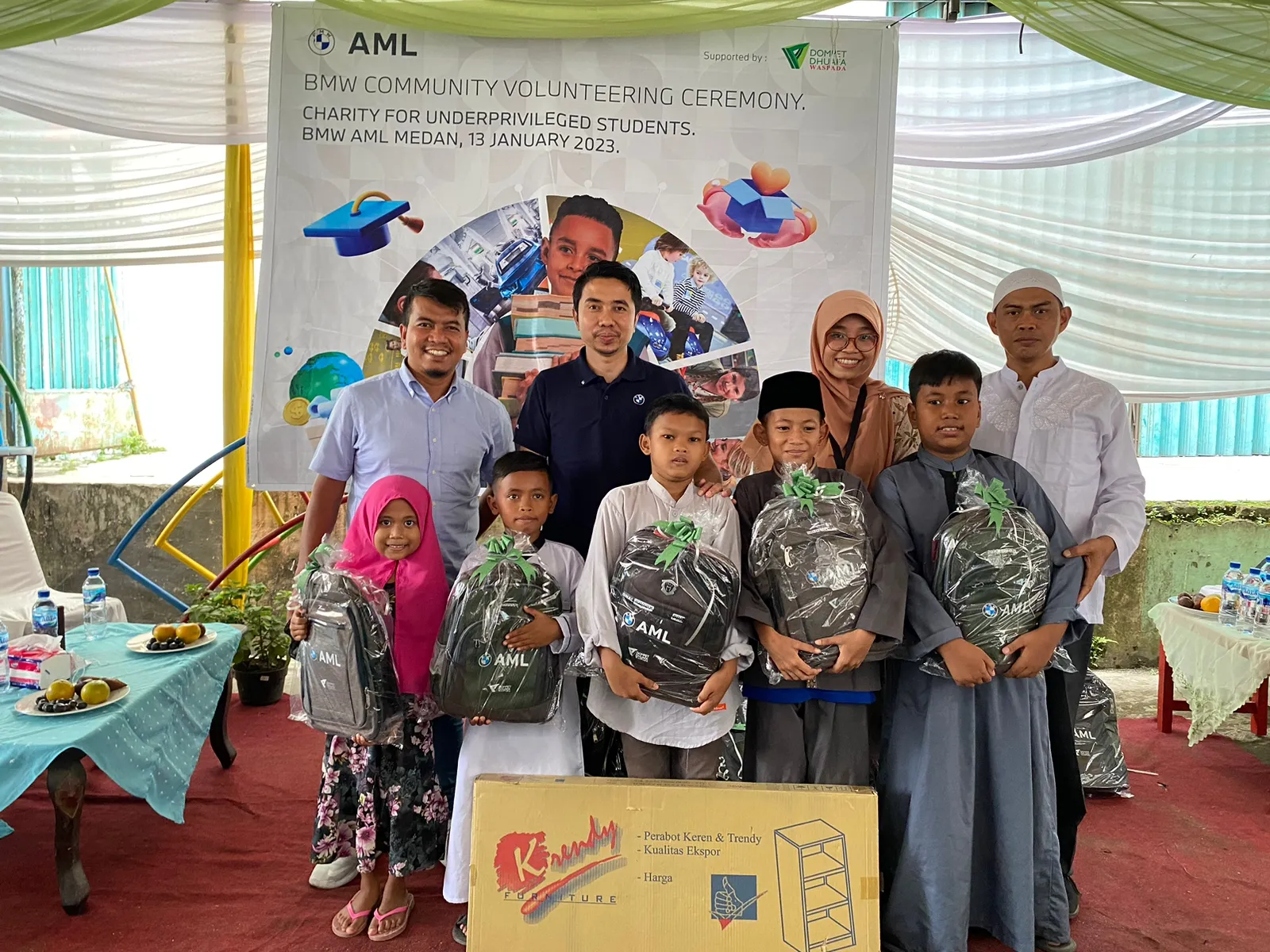 <em>BMW AML dan DD Waspada Bagikan 100 Paket School Kit Untuk Anak Sekolah</em>