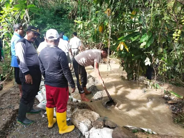 Paska Banjir, Rumah Warga Muarasipongi Dibersihkan