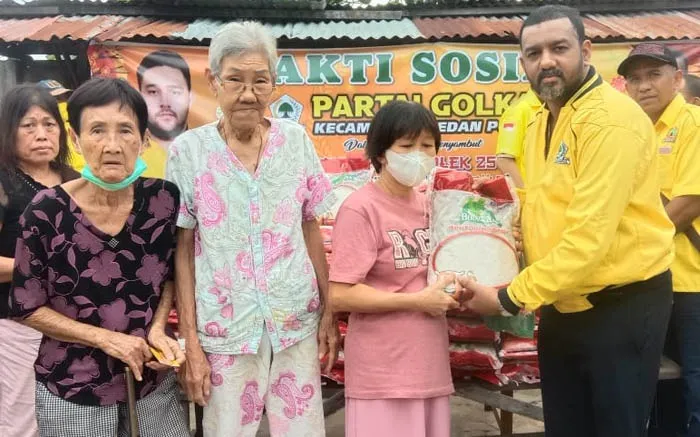 Bagikan Sembako, Golkar Medan Polonia Hadirkan Imlek Ceria