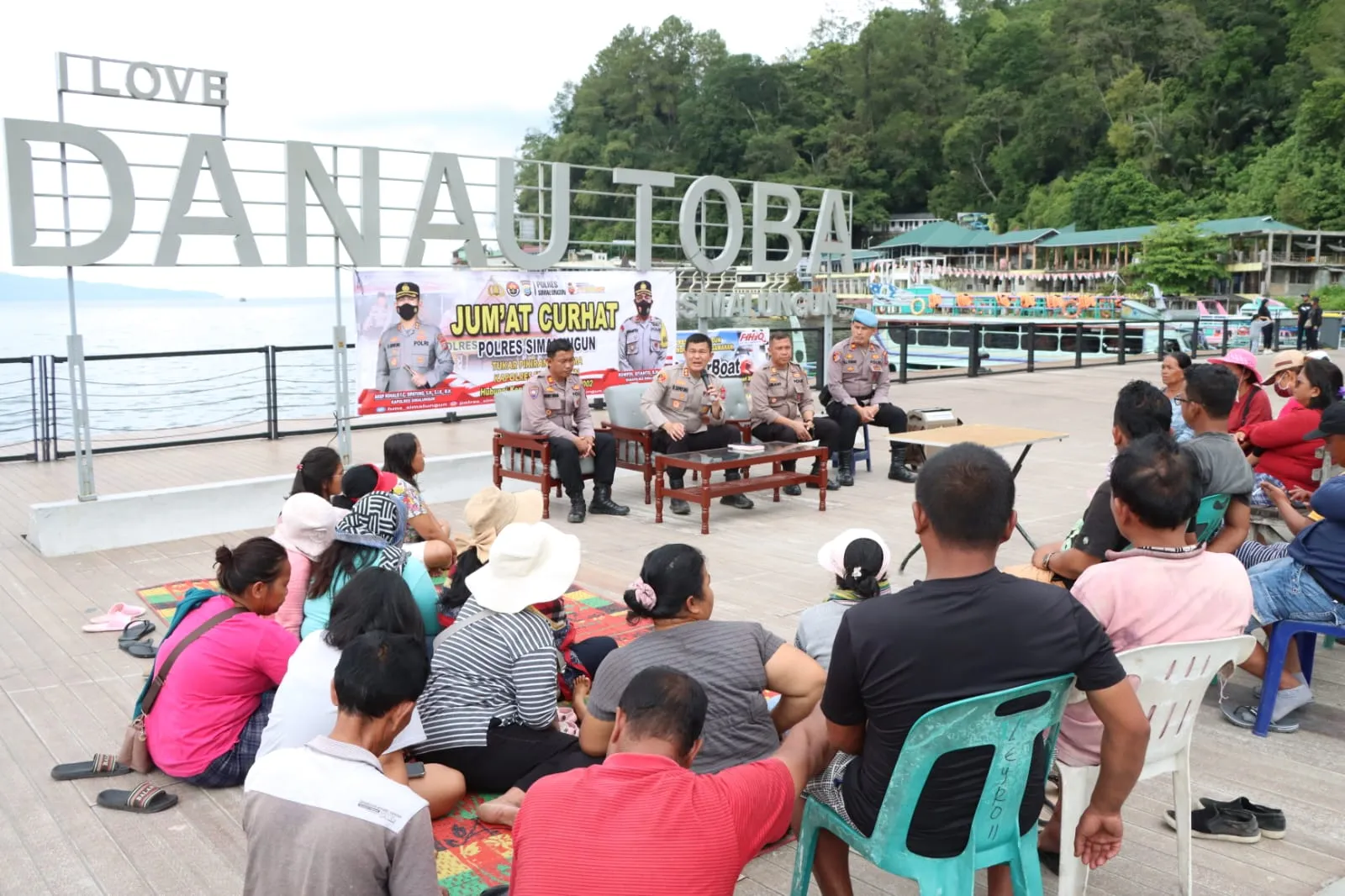 Gelar Jumat Curhat Di Pantai Bebas, Kapolres Ajak Warga Parapat Bebenah
