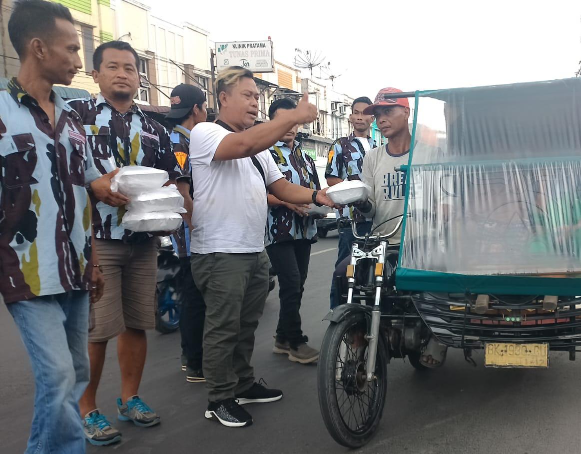 IPK Labuhan Deli Berbagi Nasi Kotak Di Jumat Berkah